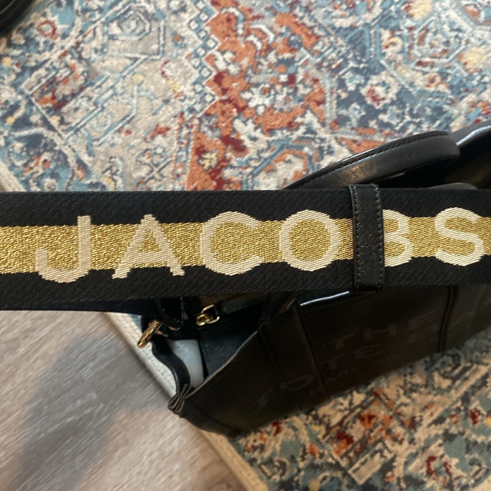 Marc Jacobs Black Tote Bag
Leather
Dust bag 
Purse insert
MEDIUM - Picture 7 of 10